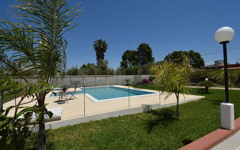 Villa Gloria: Piscina, Zona Residenziale, Ricorrere, Shade, Materiale Composito, Mobili Da Esterno, Landscaping, Giardino, Eco Hotel