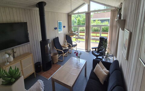 Vinny - 1Km from the Sea: Legna, Mobilia, Pavimentazione, Pavimento, Interior Design, Casa, Soggiorno, Camera, Soffitto, Porta