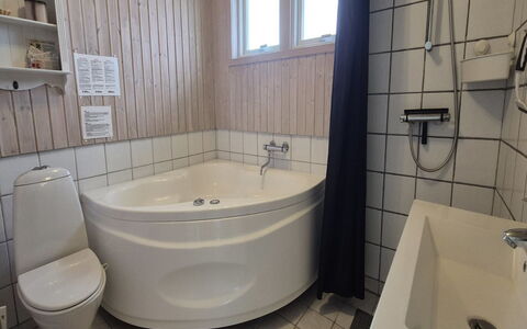 Vinny - 1Km from the Sea: Bagno, Idraulico Fixture, Pavimentazione, Pavimento, Interior Design, Vasca Da Bagno, Gabinetto, Idraulico, Lavandino Del Bagno, Camera