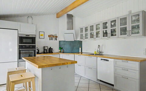 Aderice - 80M from the Sea: Cucina, Elettrodomestico Da Cucina, Controsoffitto, Apparecchio Major, Pavimentazione, Cabinetry, Legna, Interior Design, Pavimento, Elettrodomestico