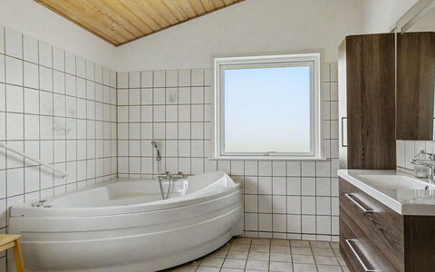 Aderice - 80M from the Sea: Pavimentazione, Interior Design, Idraulico Fixture, Pavimento, Bagno, Soffitto, Vasca Da Bagno, Idraulico, Rubinetto, Camera