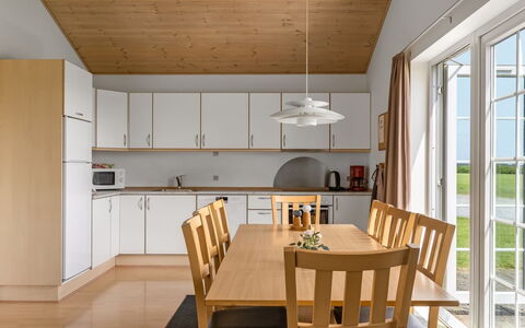 Askatla - 50M to the Fjord: Mobilia, Pavimentazione, Interior Design, Legna, Pavimento, Soffitto, Sedia, Cucina & Sala Da Pranzo Tavolo, Lampada, Sala Da Pranzo
