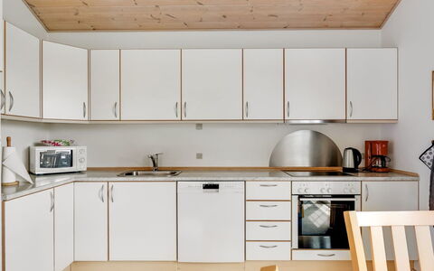 Askatla - 50M to the Fjord: Cucina, Controsoffitto, Pavimentazione, Mobilia, Legna, Elettrodomestico Da Cucina, Interior Design, Soffitto, Cabinetry, Pavimento