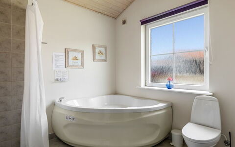Askatla - 50M to the Fjord: Idraulico Fixture, Vasca Da Bagno, Bagno, Pavimentazione, Pavimento, Interior Design, Idraulico, Soffitto, Rubinetto, Camera