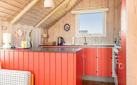 Eldmar - 500M from the Sea: Rosso, Legna, Interior Design, Soffitto, Casa, Arancia, Mobilia, Camera, Cucina, Color Legno