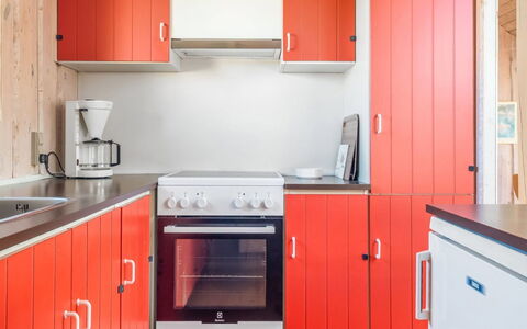 Eldmar - 500M from the Sea: Rosso, Cucina, Legna, Cabinetry, Apparecchio Major, Elettrodomestico Da Cucina, Credenza, Controsoffitto, Interior Design, Pavimentazione