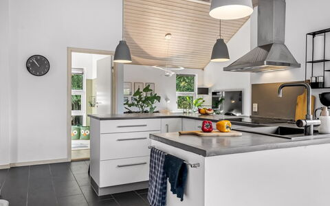 Ozrenka - from the Sea: Cucina, Controsoffitto, Mobilia, Interior Design, Pavimentazione, Elettrodomestico Da Cucina, Cabinetry, Lampada, Soffitto, Elettrodomestico