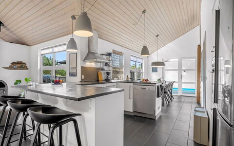 Ozrenka - from the Sea: Soffitto, Pavimentazione, Interior Design, Cucina, Controsoffitto, Mobilia, Pavimento, Cucina & Sala Da Pranzo Tavolo, Casa, Sedia
