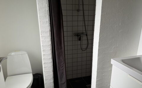 Ozrenka - from the Sea: Parete, Idraulico Fixture, Bagno, Pavimento, Pavimentazione, Gabinetto, Idraulico, Interior Design, Toilet Seat, Camera