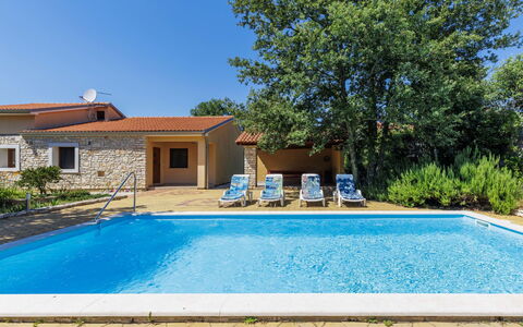 Erminia: Zona Residenziale, Raccordo, Finestra A Ghigliottina, Recinzione, Balcone, Driveway, Home Scherma, Cancello