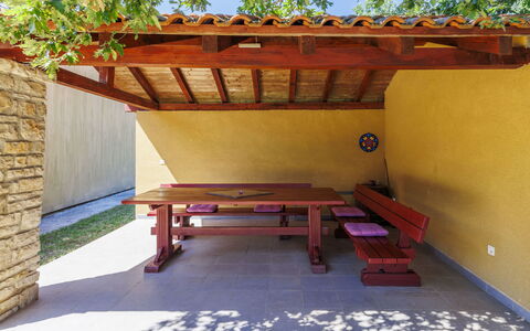 Erminia: Zona Residenziale, Raccordo, Finestra A Ghigliottina, Recinzione, Balcone, Driveway, Home Scherma, Cancello