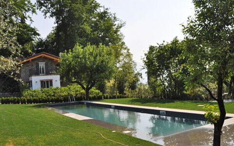 Robilant: Piscina, Giardino, Prato, Backyard, Estate, Riflessione, Landscaping, Giochi D'Acqua, Cortile, Shade