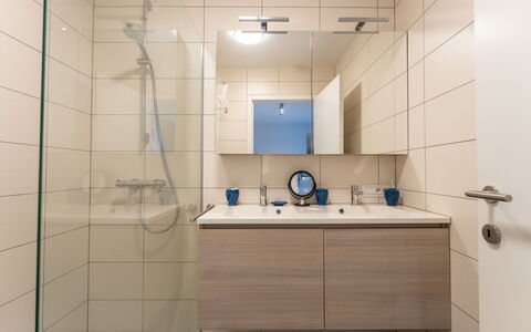 Cosy @ Sea: Bagno, Pavimentazione, Interior Design, Parete, Idraulico Fixture, Pavimento, Lavandino Del Bagno, Mobiletto Del Bagno, Lavello, Specchio