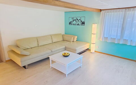 Ferienwohnung Enzian: Mobilia, Pavimentazione, Pavimento, Interior Design, Divano, Legna, Pavimento In Legno, Soggiorno, Tavolo, Camera
