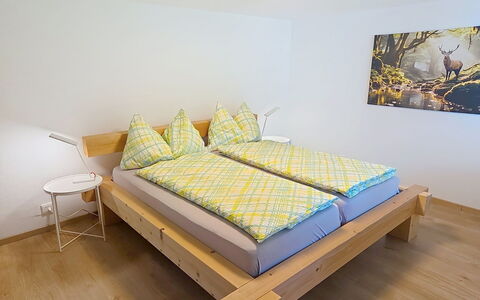 Ferienwohnung Enzian: Legna, Interior Design, Pavimentazione, Mobilia, Camera Da Letto, Latifoglie, Color Legno, Letto, Pavimento In Legno, Telaio Del Letto