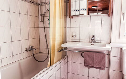 Ferienwohnung Enzian: Interior Design, Idraulico Fixture, Bagno, Pavimento, Idraulico, Camera, Appartamento, Rubinetto, Doccia, Lavello