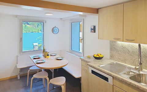 Ferienwohnung Enzian: Interior Design, Pavimentazione, Controsoffitto, Legna, Mobilia, Soffitto, Pavimento, Lavello, Cucina, Camera