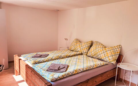 Ferienwohnung Enzian: Mobilia, Letto, Camera Da Letto, Interior Design, Legna, Pavimento, Pavimentazione, Lenzuolo, Bedding, Biancheria