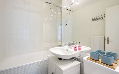 Casa Curnera 8: Bagno, Interior Design, Idraulico Fixture, Parete, Pavimentazione, Lavello, Lavandino Del Bagno, Pavimento, Rubinetto, Specchio