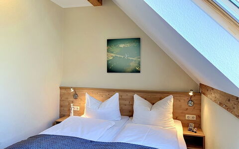 Tonis Strandidyll: Legna, Interior Design, Pavimentazione, Pavimento, Camera Da Letto, Mobilia, Casa, Letto, Latifoglie, Bedding