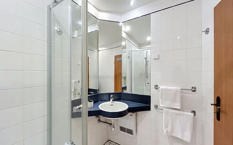 Tonis Strandidyll: Idraulico Fixture, Interior Design, Pavimentazione, Bagno, Pavimento, Lavandino Del Bagno, Lavello, Idraulico, Rubinetto, Camera