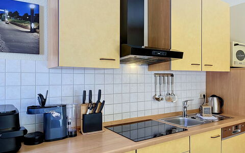 Tonis Strandidyll: Cucina, Elettrodomestico Da Cucina, Controsoffitto, Apparecchio Major, Cabinetry, Lavandino Della Cucina, Interior Design, Cucina Stufa, Elettrodomestico, Pavimentazione