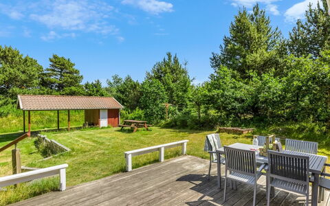 Oke - 1.2Km from the Sea: Arbusto, Lotto, Villetta, Latifoglie, Giardino, Plank, Deck, Color Legno, Landscaping, Cortile