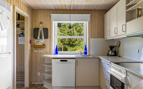 Oke - 1.2Km from the Sea: Legna, Cucina, Pavimentazione, Interior Design, Pavimento, Apparecchio Major, Controsoffitto, Soffitto, Mobilia, Camera