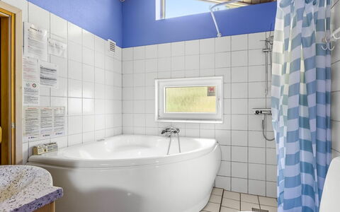 Oke - 1.2Km from the Sea: Bagno, Idraulico Fixture, Vasca Da Bagno, Pavimentazione, Interior Design, Parete, Pavimento, Soffitto, Rubinetto, Idraulico