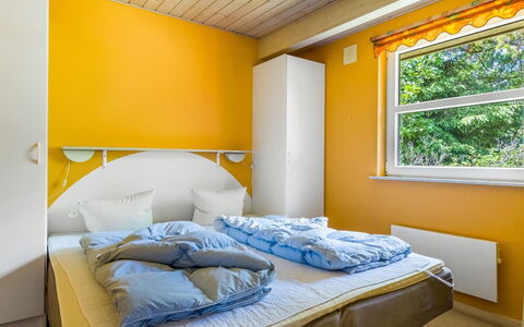 Oke - 1.2Km from the Sea: Interior Design, Giallo, Camera Da Letto, Letto, Soffitto, Pavimento, Lenzuolo, Bedding, Mobilia, Casa