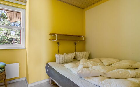 Oke - 1.2Km from the Sea: Letto, Interior Design, Parete, Camera Da Letto, Pavimento, Legna, Mobilia, Lenzuolo, Pavimentazione, Giallo