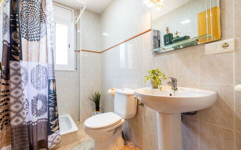 Lisa: Toilet Seat, Gabinetto, Bagno, Idraulico Fixture, Pavimentazione, Interior Design, Pavimento, Idraulico, Lavello, Lavandino Del Bagno