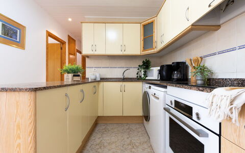 Lisa: Cucina, Pavimentazione, Interior Design, Controsoffitto, Elettrodomestico Da Cucina, Mobilia, Legna, Cabinetry, Apparecchio Major, Pavimento