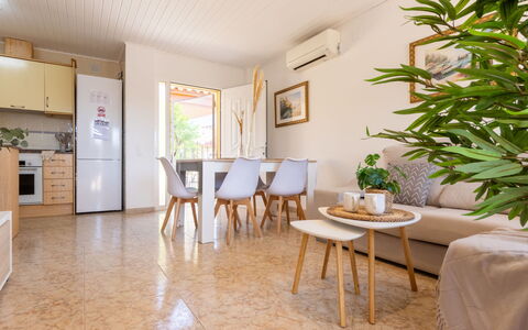 Lisa: Pavimentazione, Interior Design, Pavimento, Legna, Soffitto, Mobilia, Pavimento In Legno, Camera, Soggiorno, Color Legno