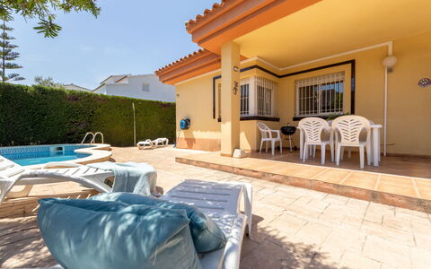 Lisa: Tempo Libero, Piscina, Vacanza, Shade, Ricorrere, Mobili Da Esterno, Villa, Eco Hotel, Hotel, Balcone