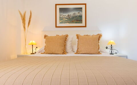 Lisa: Letto, Mobilia, Bedding, Interior Design, Camera Da Letto, Lenzuolo, Parete, Pavimento, Camera, Biancheria