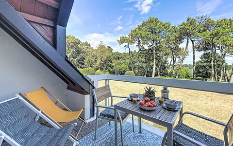Les Terrasses du Port: Balcone, Deck, Shade, Sedia, Mobili Da Esterno, Corrimano, Latifoglie, Eco Hotel, Villa