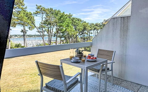 Les Terrasses du Port: Mobili Da Esterno, Shade, Sedia, Balcone, Deck, Eco Hotel, Boardwalk, Corrimano, Passerella, Recinzione