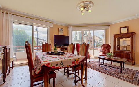 Hotel de Ville: Mobilia, Cucina & Sala Da Pranzo Tavolo, Sedia, Pavimento, Mare, Balcone, Oceano, Ricorrere, Eco Hotel, Sala Da Pranzo