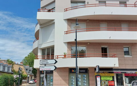Hotel de Ville: Costruzione, Finestra, Cittadina, Urban Design, Strada, Uso Misto, Edificio Commerciale, Appartamento, Condominio, Marciapiede