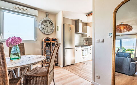 Alturan: Mobilia, Cucina & Sala Da Pranzo Tavolo, Sedia, Pavimento, Mare, Balcone, Oceano, Ricorrere, Eco Hotel, Sala Da Pranzo