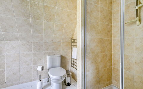 Loch Oich View (Lodge 6): Pavimentazione, Pavimento, Soffitto, Idraulico Fixture, Piastrella, Bagno, Idraulico, Doccia, Gabinetto