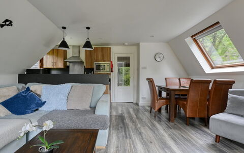 Loch Oich View (Lodge 6): Legna, Mobilia, Pavimentazione, Interior Design, Casa, Soffitto, Pavimento, Camera, Divano, Soggiorno