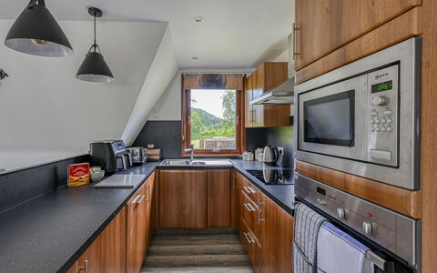 Loch Oich View (Lodge 6): Cucina, Interior Design, Legna, Pavimentazione, Mobilia, Controsoffitto, Elettrodomestico Da Cucina, Pavimento, Casa, Apparecchio Major
