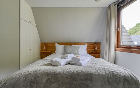 Loch Oich View (Lodge 6): Legna, Pavimentazione, Pavimento, Camera Da Letto, Interior Design, Letto, Soffitto, Casa, Lenzuolo, Bedding