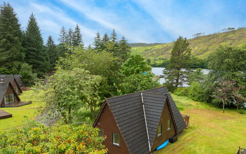 Loch Oich View (Lodge 6): Paesaggio, Area Rurale, Villetta, Hill Station, Giardino, Log Cabin, Cortile, Parco, Edifici Giardino