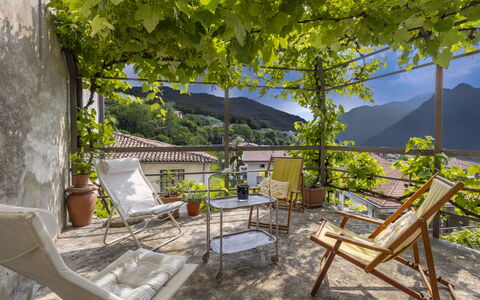 Casa Torre Il Castello: Mobilia, Cucina & Sala Da Pranzo Tavolo, Sedia, Pavimento, Mare, Balcone, Oceano, Ricorrere, Eco Hotel, Sala Da Pranzo