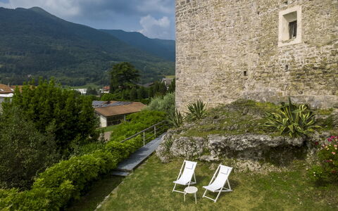 Casa Torre Il Castello: Mobilia, Cucina & Sala Da Pranzo Tavolo, Sedia, Pavimento, Mare, Balcone, Oceano, Ricorrere, Eco Hotel, Sala Da Pranzo