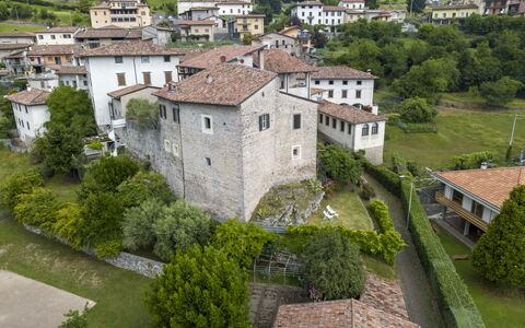 Casa Torre Il Castello: Mobilia, Cucina & Sala Da Pranzo Tavolo, Sedia, Pavimento, Mare, Balcone, Oceano, Ricorrere, Eco Hotel, Sala Da Pranzo