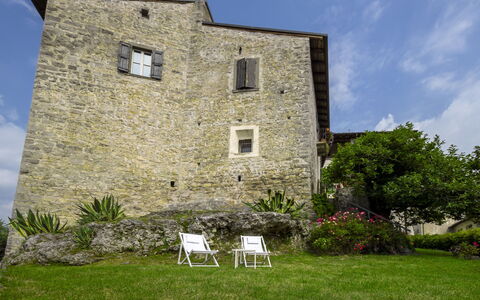 Casa Torre Il Castello: Mobilia, Cucina & Sala Da Pranzo Tavolo, Sedia, Pavimento, Mare, Balcone, Oceano, Ricorrere, Eco Hotel, Sala Da Pranzo